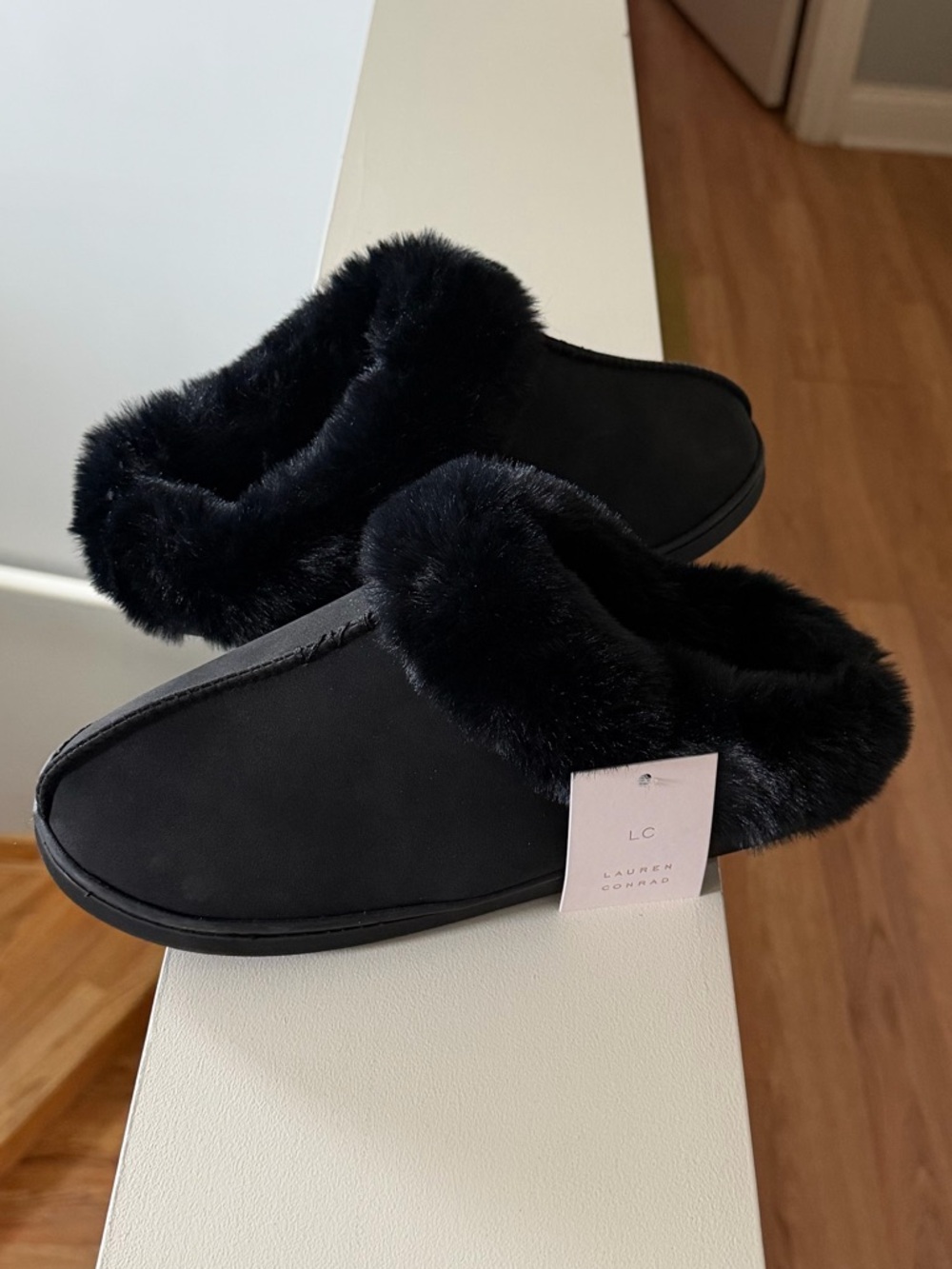 Brand new”LC (Lauren Conrad)slippers for women.Size-XL-9/10.Color-black.🖤